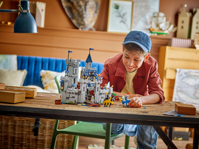 Lodër LEGO Creator Medieval Horse Knight Castle, set 3 në 1, kështjellë mesjetare
