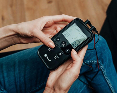 Aparat elektrostimulues EMS TENS, 2 kanale, ekran i madh, i bardhë