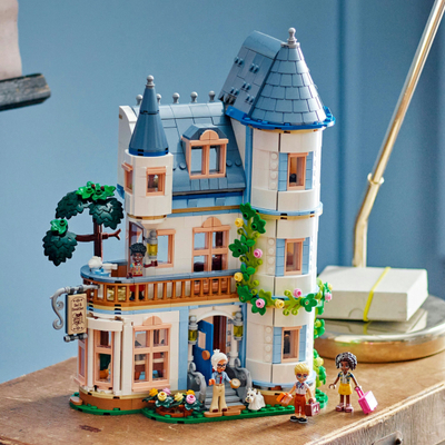 Lodër ndërtimi LEGO Friends Castle Bed and Breakfast 42638, set kreativ me 3 kate, për kalamaj 12+, shumëngjyrësh