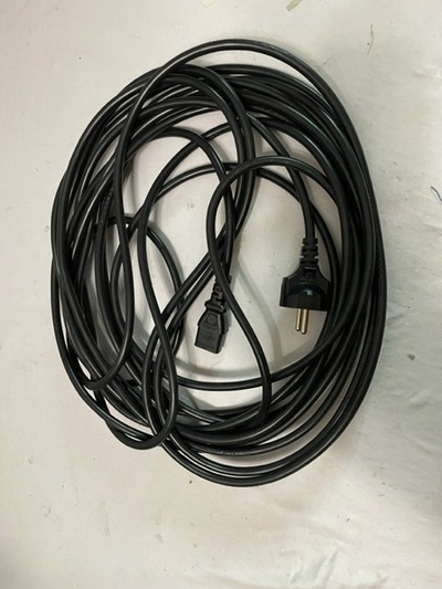 Kabllo rryme C2G, 10m, lidhës C13, e zezë