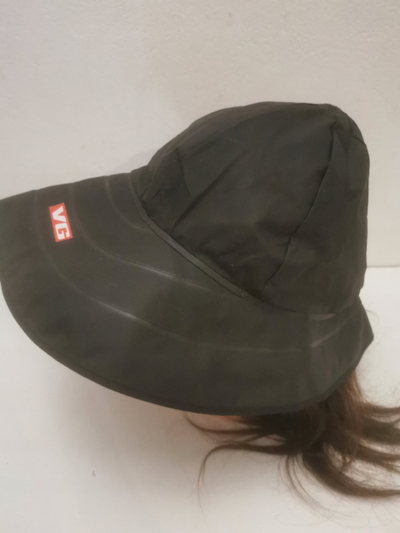 Kapelë shiu VG me strehë të gjerë, material që s’e kap uji, ngjyrë e zezë