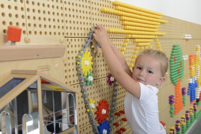 Set lodër edukative Masterkidz Wall Panels Gears and Chain, 79 pjesë, STEM, shumëngjyrësh