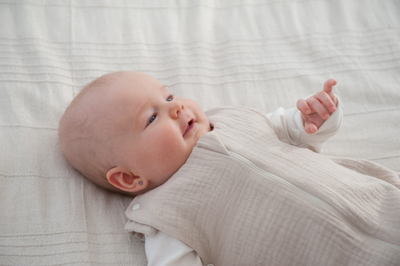 Vreçë gjumi për bebe Kenguru Gold, muslin pambuku, TOG 1, hazelnut