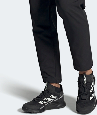 Atlete Adidas Terrex Voyager 21 M HP8612, rrjetë që merr frymë, shollë Traxion, të zeza