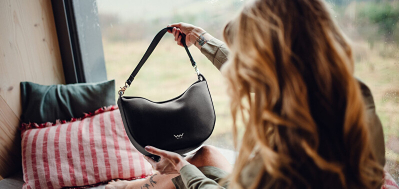 Çantë dore për femra Vuch Carys Banana Bag, e zezë
