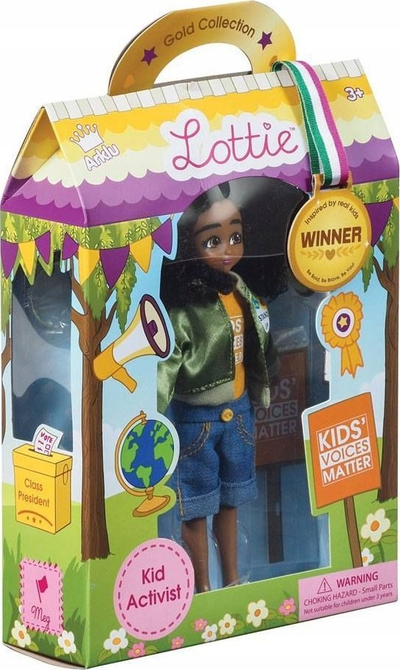 Kukull Lottie Dolls Meg Kid Activist, 18 cm, me aksesorë, me flokë të zinj