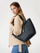Çantë tote GUESS Calista, poliuretani, karamel