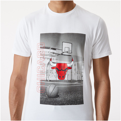Bluzë New Era Chicago Bulls NBA, me print foto, e bardhë