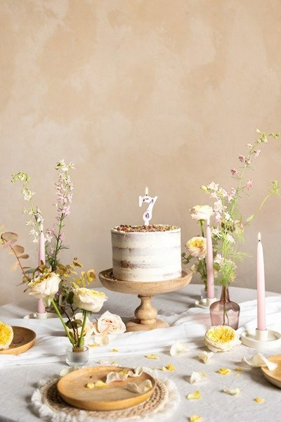 Qiri torte PartyDeco numri 7, 8cm, me lule, i bardhë
