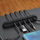 Organizues kabllosh Aptel Hanger AG847A, për 5 kabllo, vetëngjitës, i bardhë