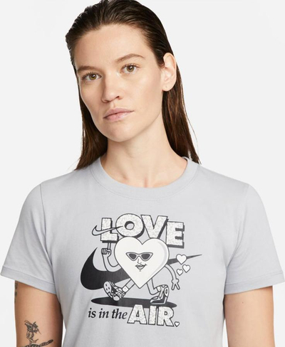 Bluzë Nike Sportswear DN5878 063, me mëngë të shkurtra, grafikë Love is in the Air, gri e hapur