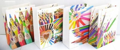 Qese dhuratash Creative Packaging Crayons, 18x24x8 cm, me lapsa shumëngjyrësh