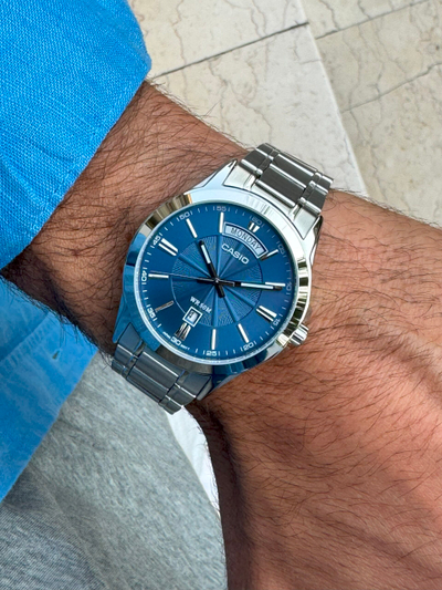 Orë dore Casio MTP-1381D-2AV, e argjendtë/kaltër