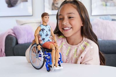 Lodër kukull Barbie Ken Fashionistas, me karrocë me rrota, me rampë, shumëngjyrëshe