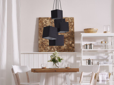 Lampë varëse Beliani Mesta Black, me 5 abazhurë katrorë, metal e tekstil, e zezë