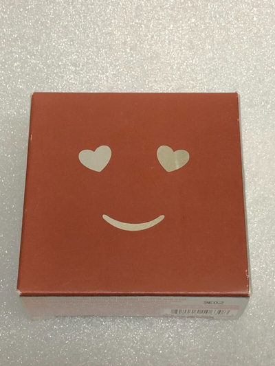 Pudër kompakte Benefit Hello Happy Velvet Powder Foundation 10, mbulim i lehtë, e thatë në fytyrë