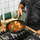 Tigan wok KitchenAid Classic Forged, 28cm 3.6L, qeramik jo ngjitës, i zi