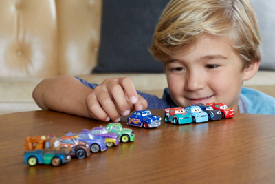 Set maketash metalike Disney Pixar Cars Mini Racers Variety, 10 copë, shumëngjyrëshe