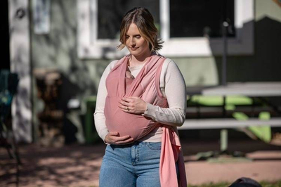 Mbajtëse bebe Boppy Comfyhug, ergonomike për të porsalindur, material i butë, rozë