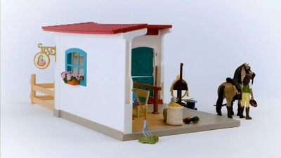 Set lojërash Schleich Horse Club Tack Room, figurë kalë dhe vajzë, me aksesorë, shumëngjyrësh