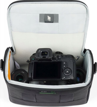 Çantë shpatulle për aparat fotografik Lowepro Adventura SH 160 III, për DSLR, me ndarje të rregullueshme, e zezë