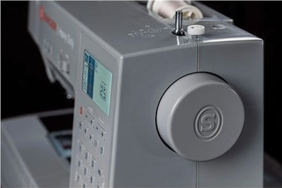 Makine qepse SINGER HD6805, automatike elektrike, me ekran LCD, gri