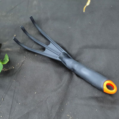 Kultivator dore Saska Garden CLAWS, i rehatshëm në dorë, me 3 dhëmbë, zi me portokalli