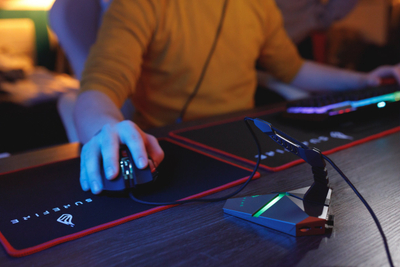Mbajtëse kabllo gaming SureFire Axis, hub USB 3.2, RGB, e zezë