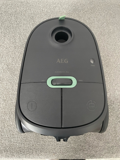 Правосмукалка AEG Clean 6000 ECO AB61C2OKO, со ќесе, куќиште од 65% рециклирана пластика, сива