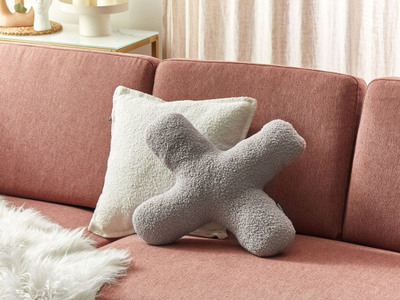 Set jastëkësh dekorativë Beliani HESPERIS, teddy bouclé, 2 copë, gri e çelët