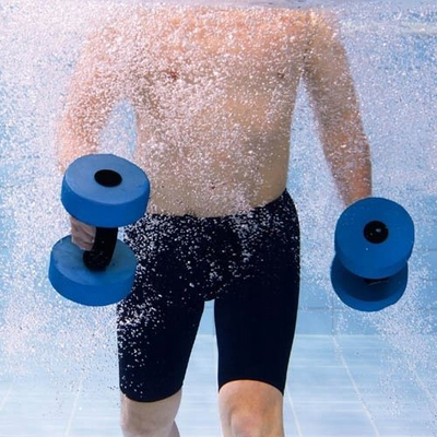 Çift pesha uji Beco Aqua Dumbbell Medium, për pishinë, blu e çelët