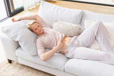 Pajisje TENS Medisana TT 250, për dhimbje menstruale dhe endometriozë, me funksion ngrohjeje, e bardhë