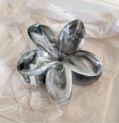 Kapëse flokësh Ecarla Flower SP346, madhësi XL, gri me të bardhë