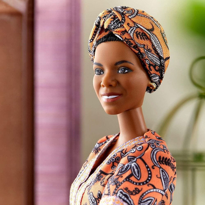 Kukull Barbie Maya Angelou Inspiring Women, koleksioniste, me fustan portokalli