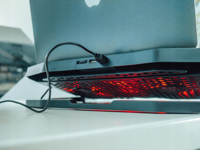 Stendë ftohse për laptop Blow Hurricane, 12-17", 4 ventilatorë, LED i kuç, e zezë