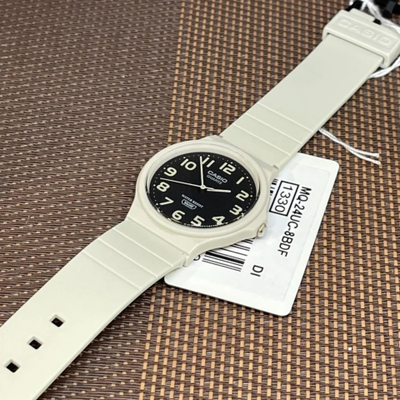 Ora dore Casio MQ24UC-8B, analog, rezistente ndaj ujit, e bardhë