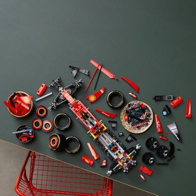 Lodër LEGO Technic Scuderia Ferrari SF-24 F1, set ndërtimi garash, shkallë 1:8, shumëngjyrëshe