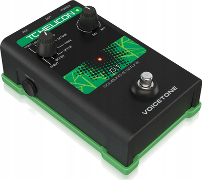 Pedal vokali TC Helicon VoiceTone D1, efekt doubling edhe detune, dalje XLR, i zi