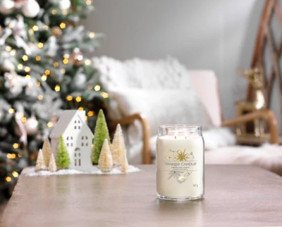 Qiri me aromë Yankee Candle Twinkling Lights Signature, 567g, kavanoz qelqi, ngjyrë krem