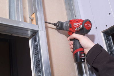 Stërvitëse goditëse pa kabllo Milwaukee M12 FPDX-202, 12V 2Ah, 44Nm, e kuqe
