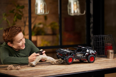 Set LEGO Technic Audi RS Q e tron 42160, makinë rallie, me telekomandë