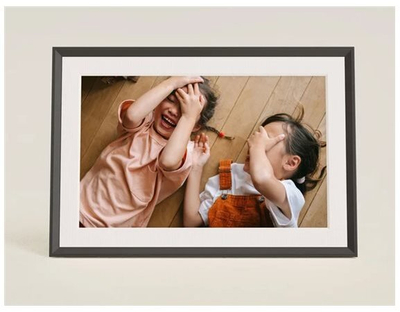Дигитална рамка за фотографии Aura Carver, 10.1\", екран со висока резолуција, сива со бела внатрешна рамка
