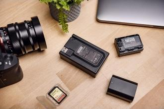 Karikues dykanalsh për kamera Newell FDL-USB-C, për bateri NP-FW50, me ekran LCD, i zi