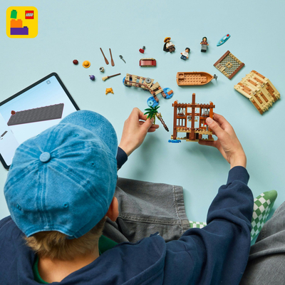 Set LEGO ONE PIECE Kasollja e Fshatit me Mullinj me Erë, skenë buzë detit, me varkë piratësh, shumëngjyrëshe