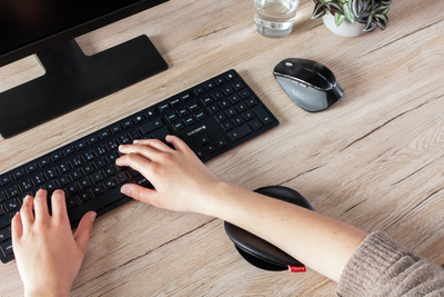 Mbështetëse parakrahu CHERRY SLIDEPAD ERGO, ergonomike, e zezë