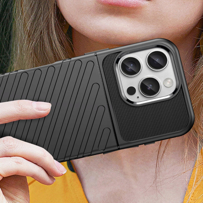 Mbulesë silikoni Thunder Case për iPhone 16 Pro, e zezë