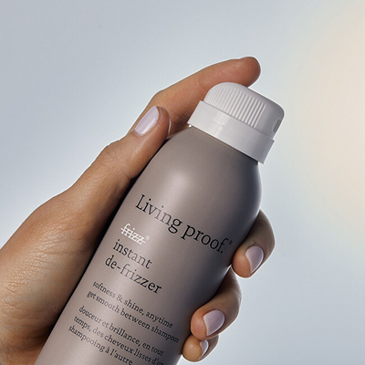 Sprej i thatë për flokë Living Proof No Frizz Instant De-Frizzer, 208 ml