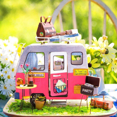 Set miniaturë 3D Robotime Happy Camper Campervan, shpi kukullash DIY, me LED, rozë