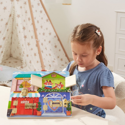 Pllakë Montessori druri Viga Lock and Latch House, me dryna dhe kapësa, shumëngjyrëshe