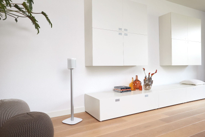 Qëndrim dyshemeje për bokse Vogels Sound 4301, Sonos One dhe Play:1, me fshehje kabllosh, i bardhë